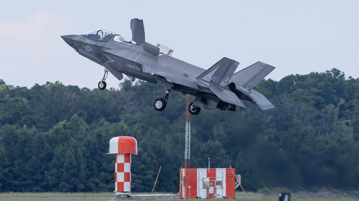 F-35 Fighter Jet Flies Solo